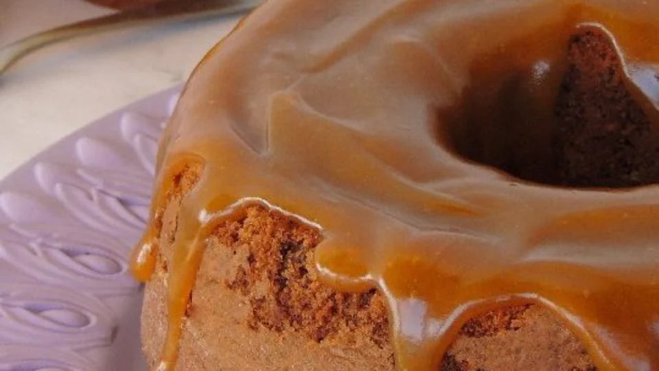 Receita Fácil – Bolo de chocolate com caramelo: opção pronta em 75 minutos