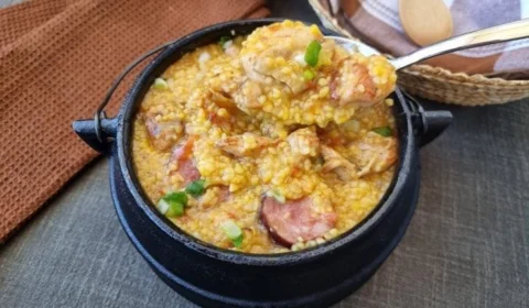 Receita Fácil – Canjica com frango: opção pronta em apenas 75 minutos