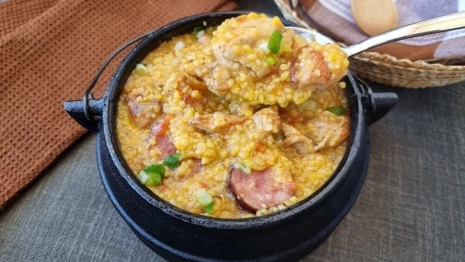 Receita Fácil – Canjica com frango: opção pronta em apenas 75 minutos