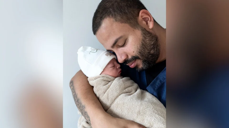 Cantor Projota celebra nascimento do segundo filho cinco dias após separação