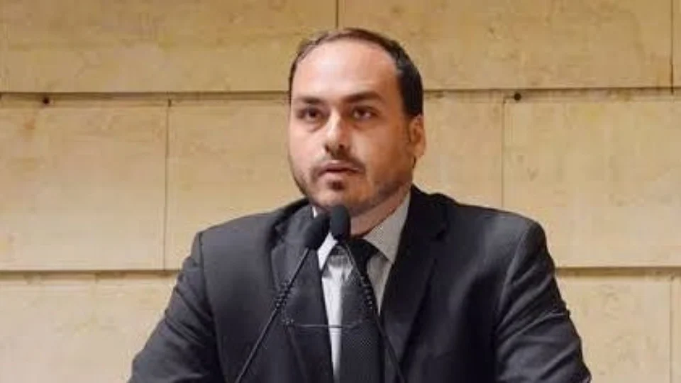 Carlos Bolsonaro anuncia que não cuidará mais das mídias sociais do pai