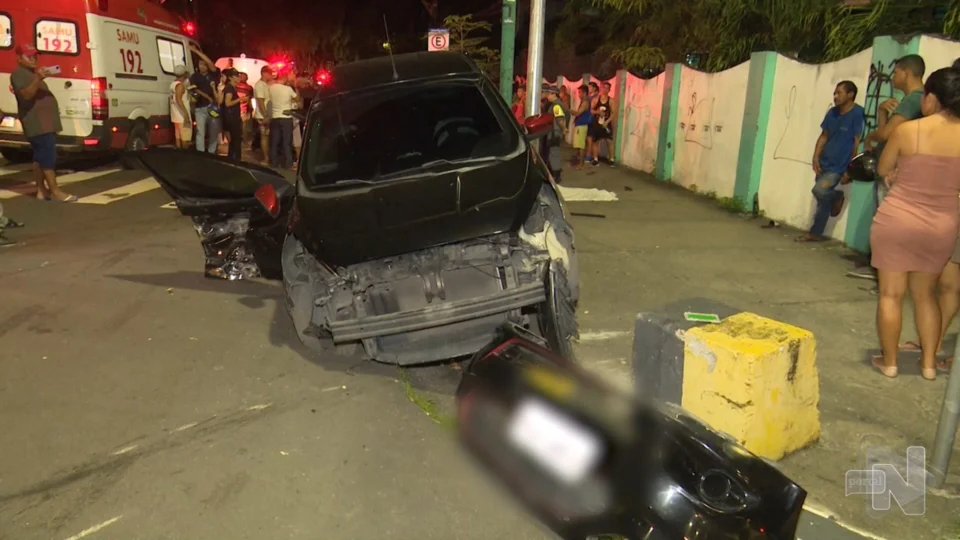VÍDEO: carro de luxo causa grave acidente em cruzamento do Centro de Manaus