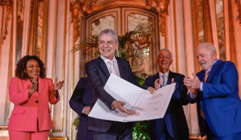 ‘Rara fineza não sujar meu prêmio’, diz Chico Buarque sobre Bolsonaro não assinar diploma Camões