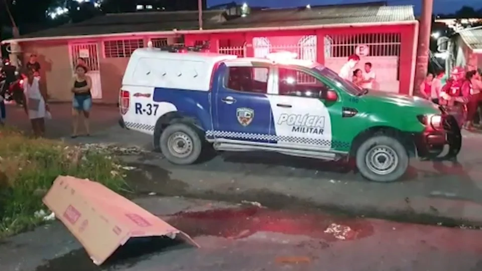 VÍDEO: corpo de homem com pés e mãos amarrados é jogado em rua de Manaus