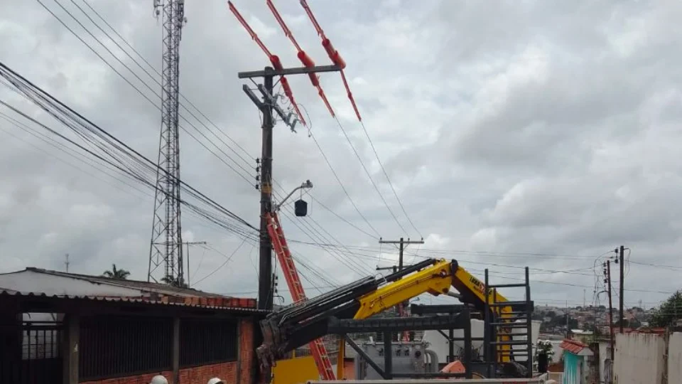 Dez bairros de Manaus recebem manutenção na energia elétrica neste domingo (11)