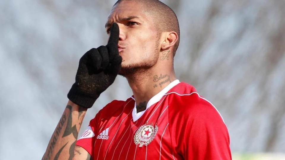 Jogador de futebol é preso em flagrante suspeito de agredir namorada