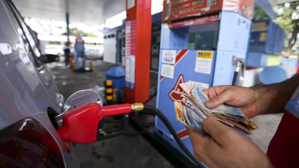 Preços do litro da gasolina e do etanol recuam pela 1ª vez em 2023, diz IPTL