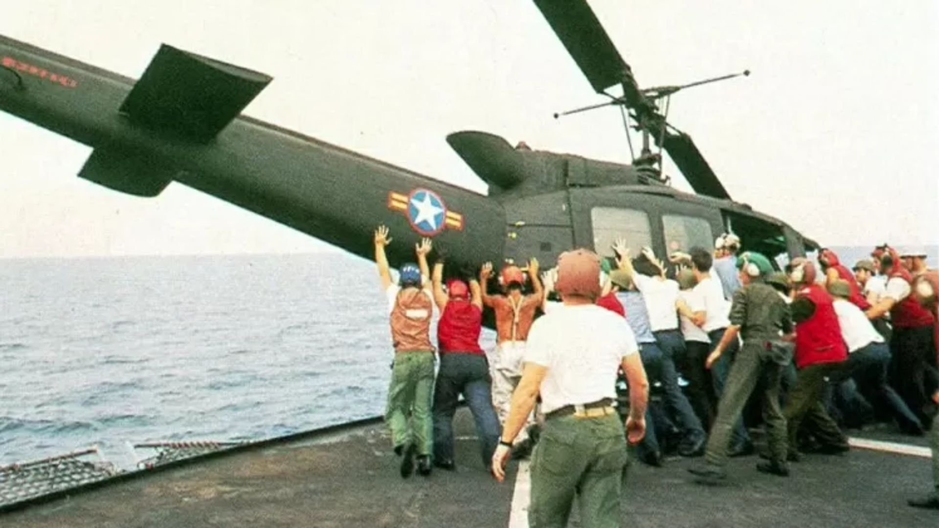 Helicóptero 'Caveirão do Ar' sendo jogado ao mar ao final da Guerra do Vietnã, durante a operação Vento Constante Imagem: Divulgação/Marinha dos EUA