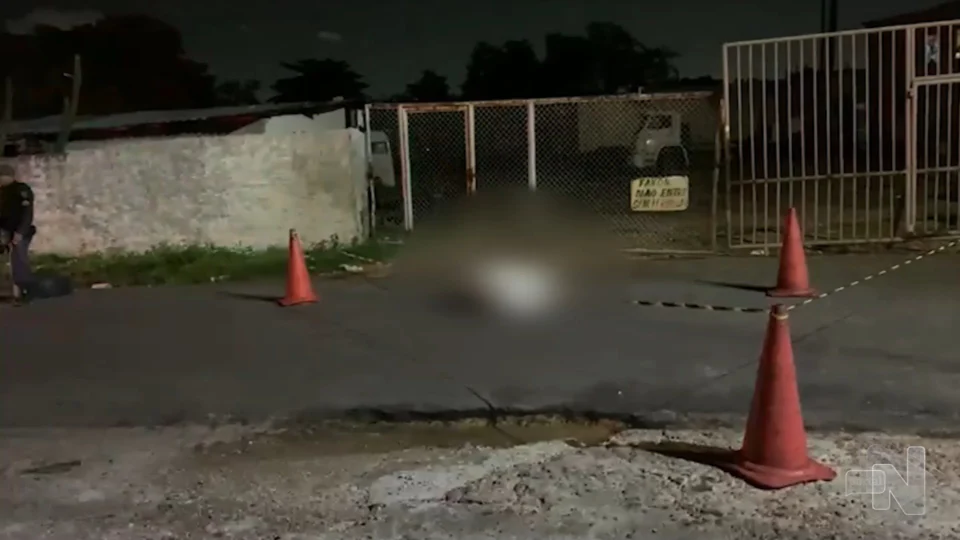 VÍDEO: homem é assassinado com tiros por suspeitos em motocicleta em Manaus
