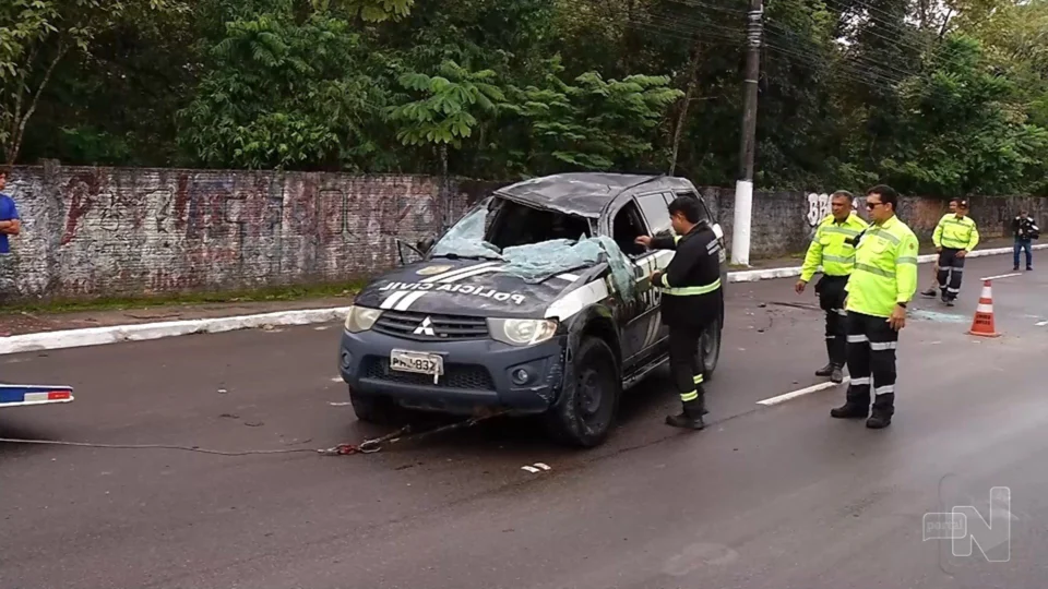 VÍDEO: investigador da polícia civil fica ferido após viatura capotar em Manaus