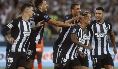 Botafogo goleia o César Vallejo, de Loco Abreu, na Sul-Americana
