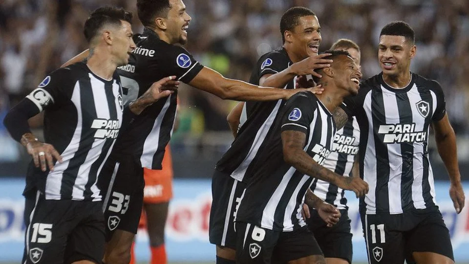 Botafogo goleia o César Vallejo, de Loco Abreu, na Sul-Americana