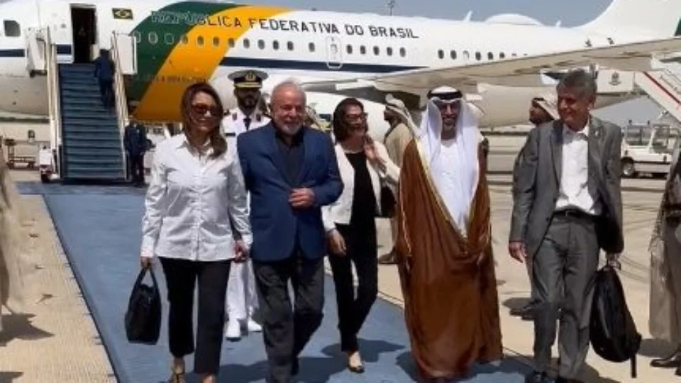Lula negocia acordos comerciais e ambientais em Abu Dhabi neste sábado, 15