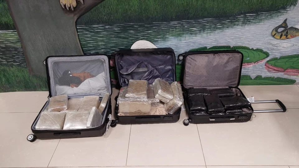 PF apreende três malas com drogas no aeroporto internacional de Manaus