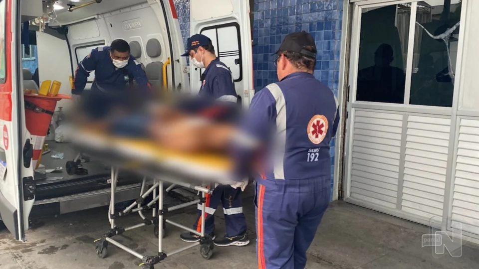 VÍDEO: moradores encontram homem morto e outro baleado na Zona Norte de Manaus