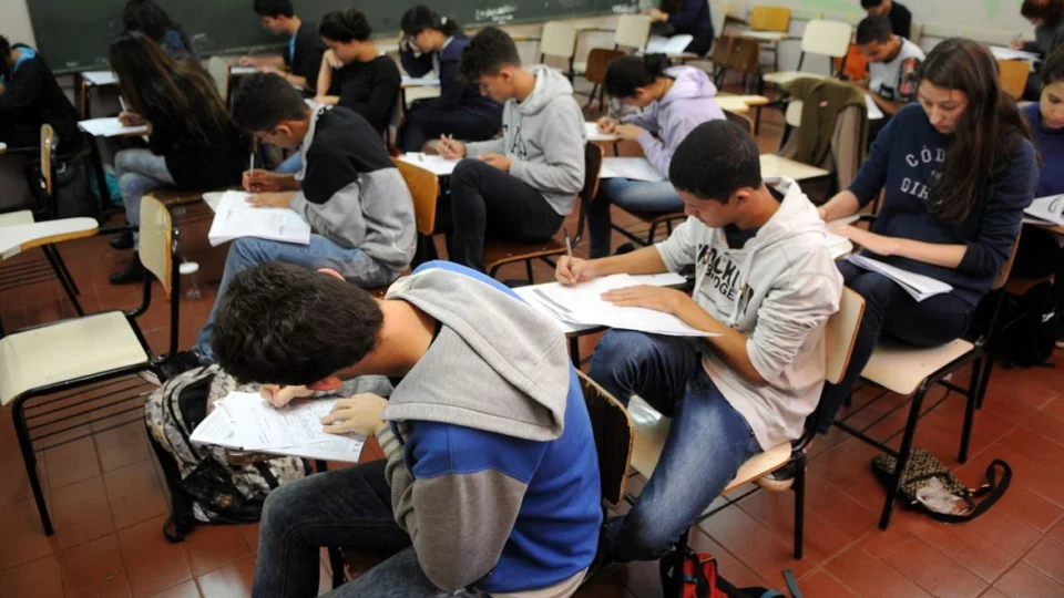 Ensino médio: suspensão de cronograma é criticada por secretários de educação