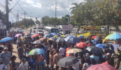 Professores fazem protesto e ameaçam greve em frente à sede do governo do AM