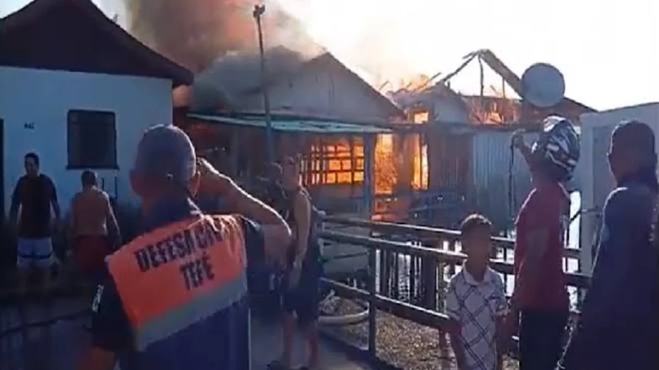 Incêndio destrói quatro casas em Tefé, no interior do Amazonas, nesta sexta