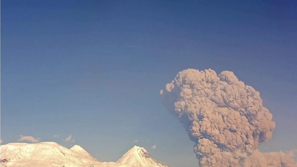 Cientistas e turistas sobrevivem erupção de vulcão na Rússia