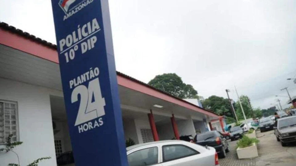 Motorista que ameaçava divulgar fotos íntimas de passageira é preso em Manaus