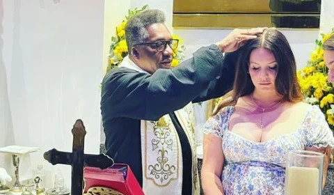 Lana Del Rey é ‘abençoada’ por padre em novo passeio pelo Rio de Janeiro