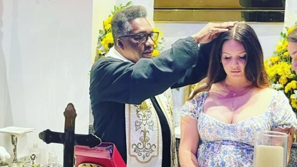 Lana Del Rey é ‘abençoada’ por padre em novo passeio pelo Rio de Janeiro