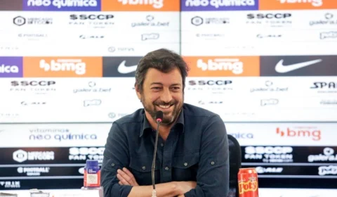 Torcidas organizadas do Corinthians marcam protesto no CT Joaquim Grava