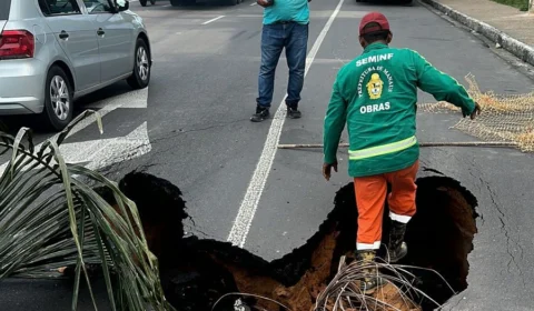 Cratera abre e interdita trecho da avenida Torquato Tapajós em Manaus