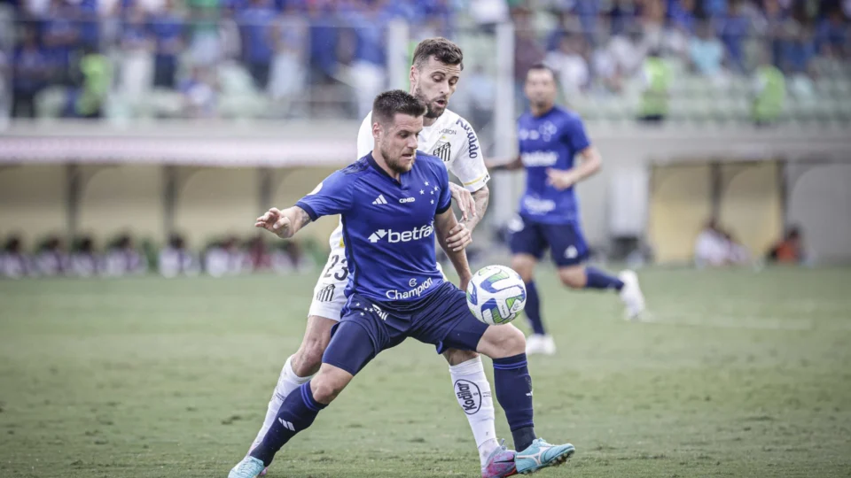 Cruzeiro vence o Santos e conquista liderança no Brasileirão Série A