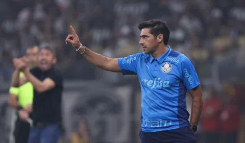 Abel pede desculpas após tomar celular de jornalista no Mineirão, em MG