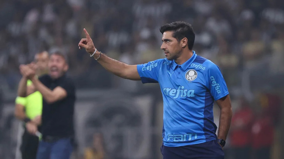 Abel pede desculpas após tomar celular de jornalista no Mineirão, em MG