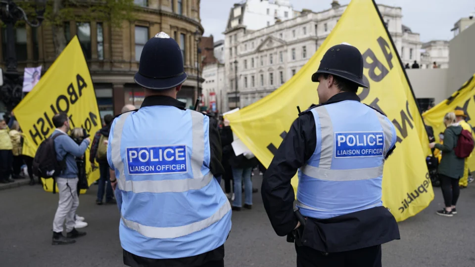 Manifestantes anti-monarquia são presos próximo coroação de rei Charles III