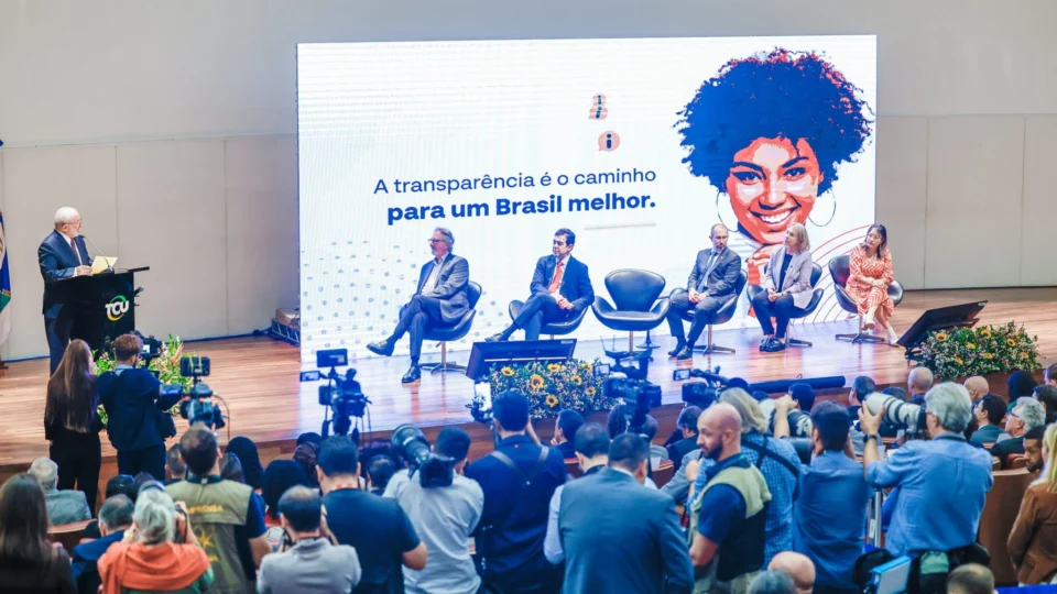 ‘Sem transparência, não há democracia’, diz Lula sobre lei