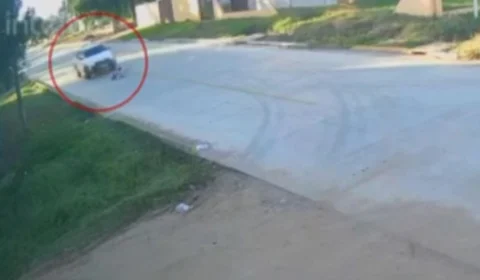 Bebê é atropelado no meio da rua e motorista foge em RS; veja vídeo