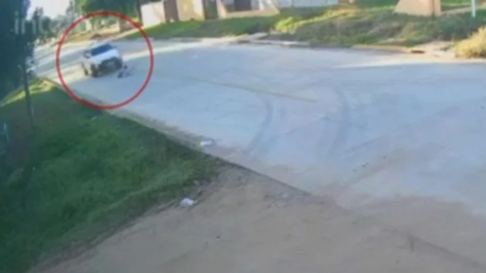 Bebê é atropelado no meio da rua e motorista foge em RS; veja vídeo