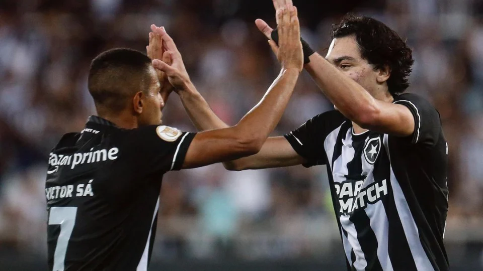 Botafogo vence Atlético-MG e segue 100% na liderança do Brasileirão
