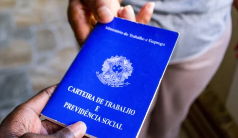 Novo Caged divulga dados recentes sobre empregos com carteira assinada