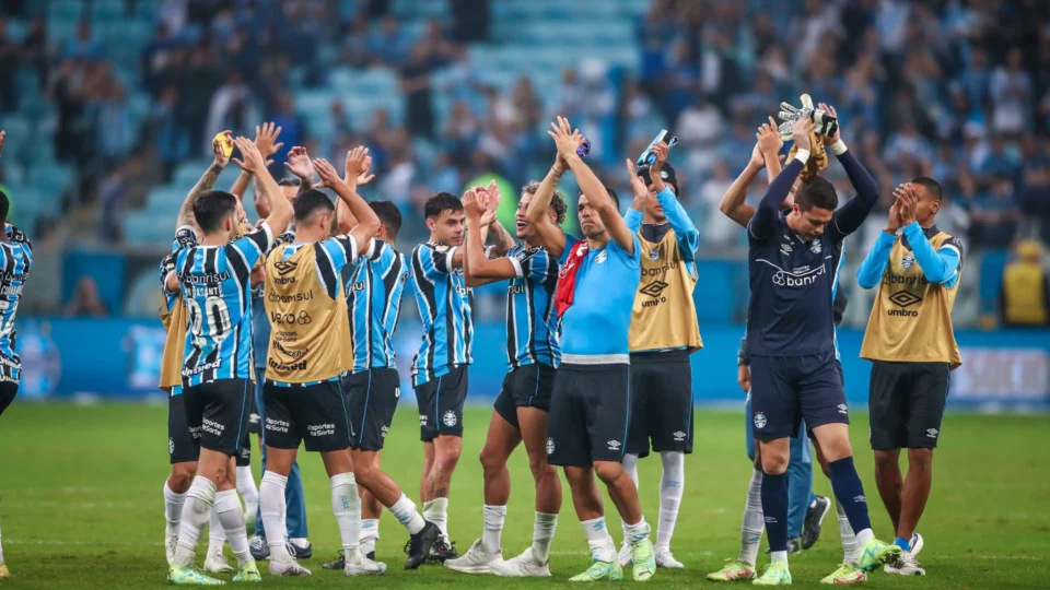 Luis Suárez brilha, Grêmio vence e aumenta crise do Internacional