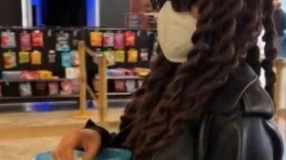 Halle Bailey registra ida ao cinema para ver ‘A Pequena Sereia’