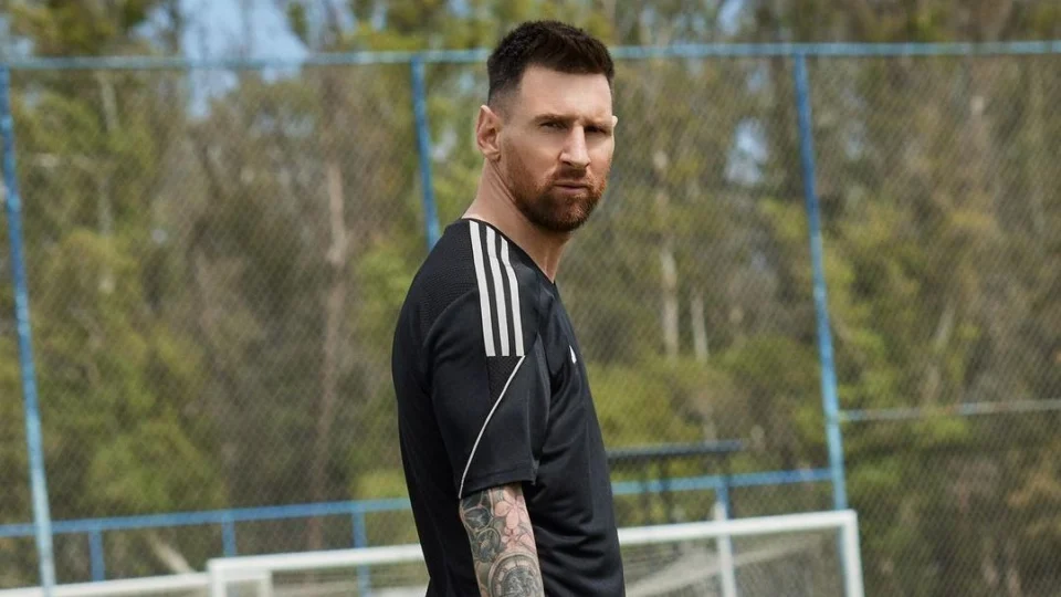 Messi publica vídeo pedindo desculpas ao elenco do Paris Saint-Germain