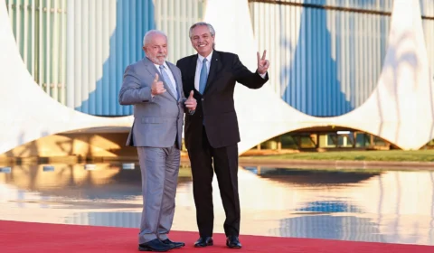 Lula diz que irá articular com o Brics para ajudar Argentina