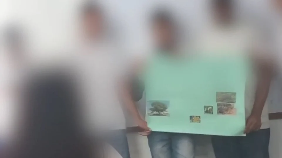 Vídeo: adolescente ataca rosto de aluna com uma caneta em Manaus