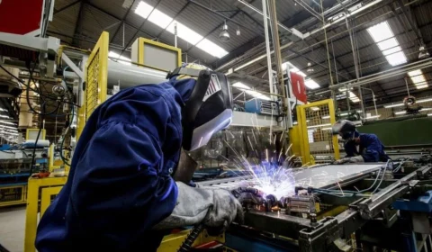 Produção industrial sobe 1,1% em março, após dois meses de queda, diz IBGE