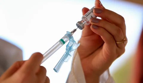 Mais de 36 milhões de vacinas vencidas são incineradas no Brasil