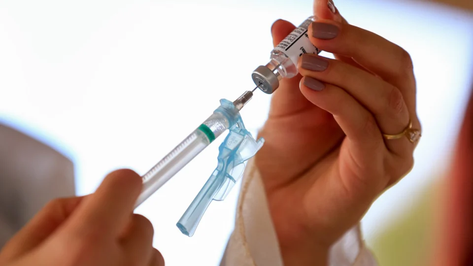 Mais de 36 milhões de vacinas vencidas são incineradas no Brasil