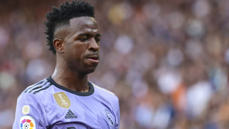 Lula pede providências contra racismo sofrido por Vini Junior