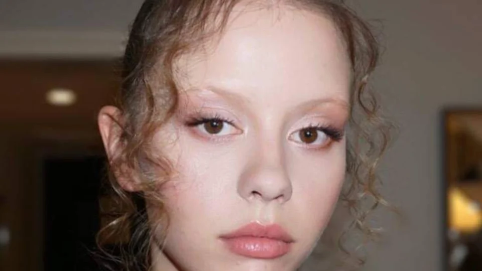 Internautas encontram perfil antigo de Mia Goth no Facebook; veja fotos