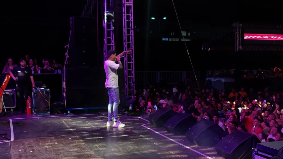 Tierry reúne fãs e canta sucessos no Podium da Arena da Amazônia, em Manaus