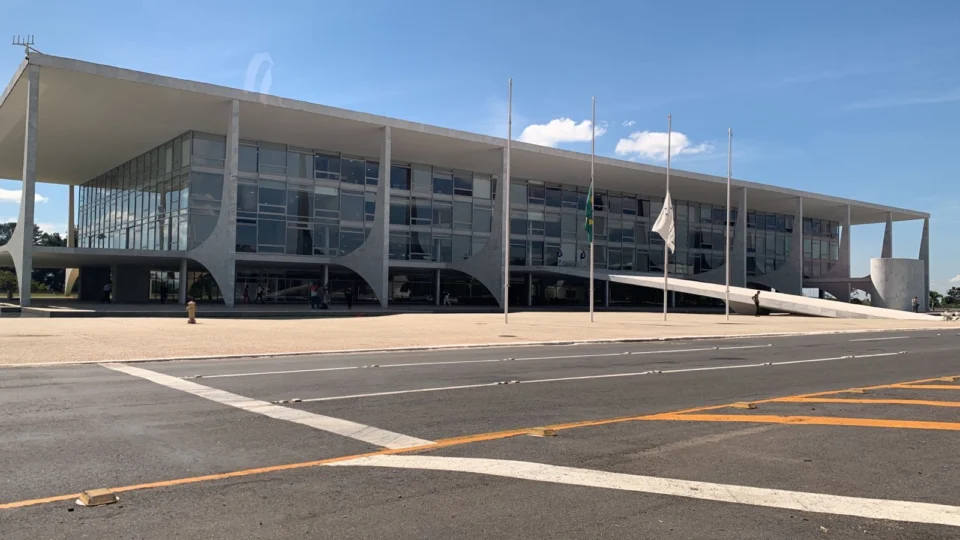 Presidente Lula retira grades em frente ao Palácio do Planalto