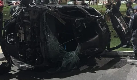 Duas pessoas morrem após carro bater em poste e capotar em Manaus